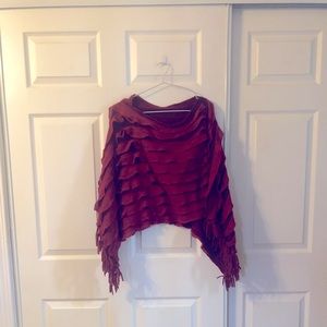 Woman pullover fringed cape.  Fashion.  size:M